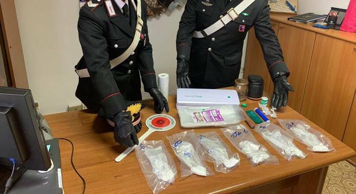 Da Fiumicino a Ladispoli per spacciare cocaina: arrestato pusher 31enne