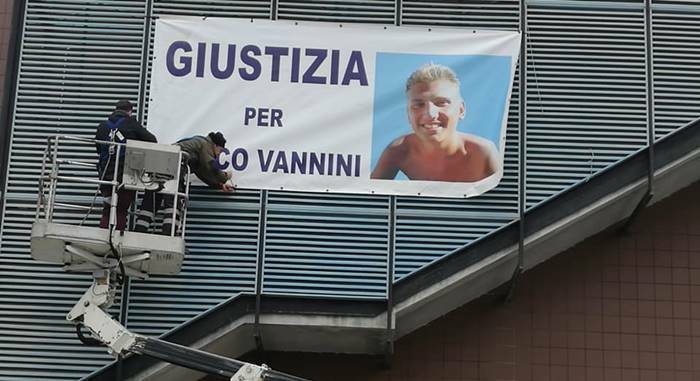 “Giustizia per Marco Vannini”, torna lo striscione sulla facciata del comune di Ladispoli