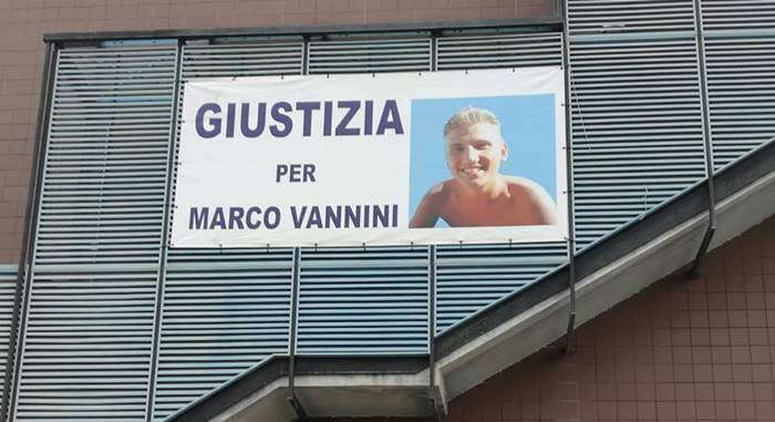 “Giustizia per Marco Vannini”, torna lo striscione sulla facciata del comune di Ladispoli