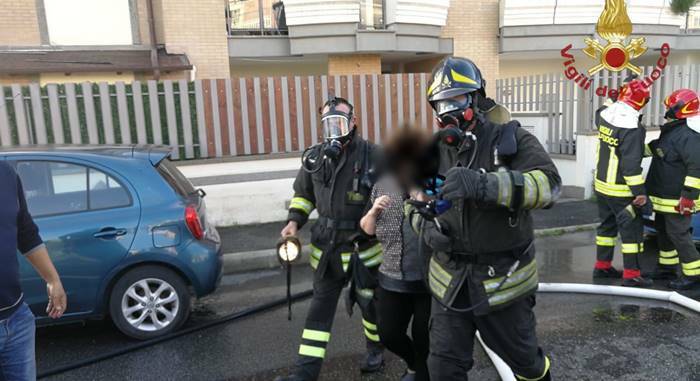 Civitavecchia, incendio in una palazzina: i pompieri salvano due bambini dalle fiamme