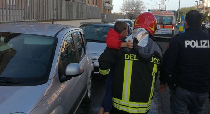 Civitavecchia, incendio in una palazzina: i pompieri salvano due bambini dalle fiamme