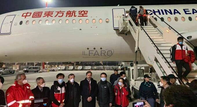 Coronavirus, atterrato all’aeroporto di Fiumicino il volo dalla Cina che ha portato forniture mediche