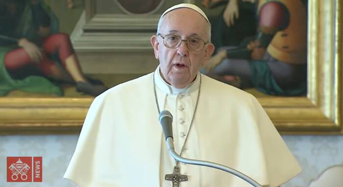 Coronavirus, il Papa ai preti: “In tempi di pandemia non servono i don Abbondio”