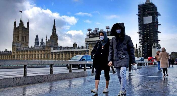 Coronavirus, la previsione degli scienziati britannici: “In Inghilterra durerà un anno”