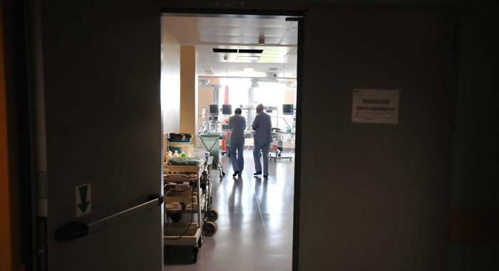 Covid, in Italia sale ancora l’indice Rt e aumentano i ricoveri in terapia intensiva