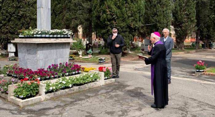 Covid-19, il vescovo Crociata in preghiera al cimitero di Latina per i defunti