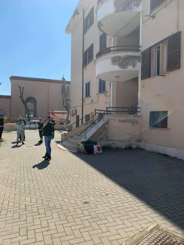 Fiumicino, crolla il soffitto in una casa Ater di via del Porto di Claudio