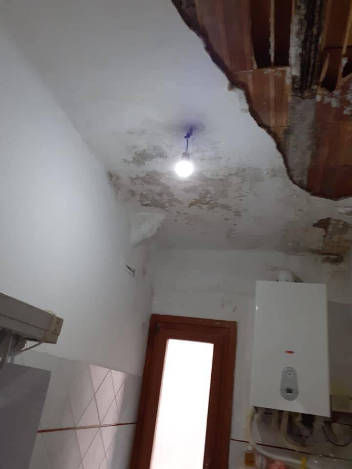 Fiumicino, crolla il soffitto in una casa Ater di via del Porto di Claudio