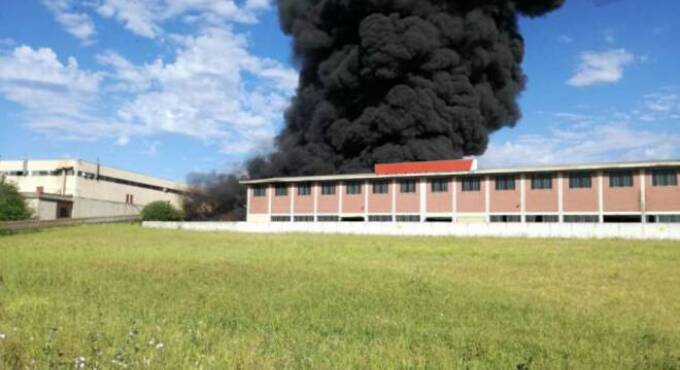 Incendio Eco X a Pomezia, mancano i soldi: salta la bonifica dell’area
