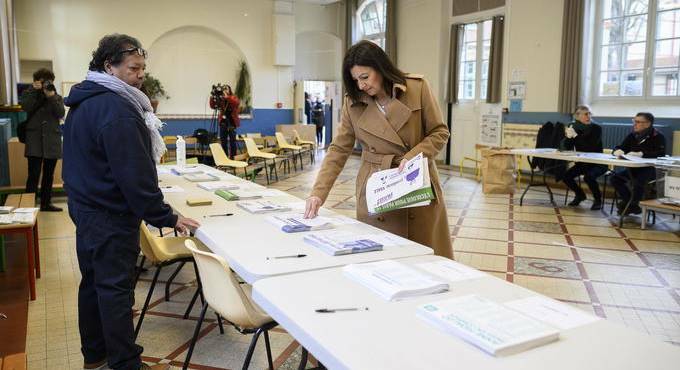 Coronavirus, Francia al voto nonostante i contagi