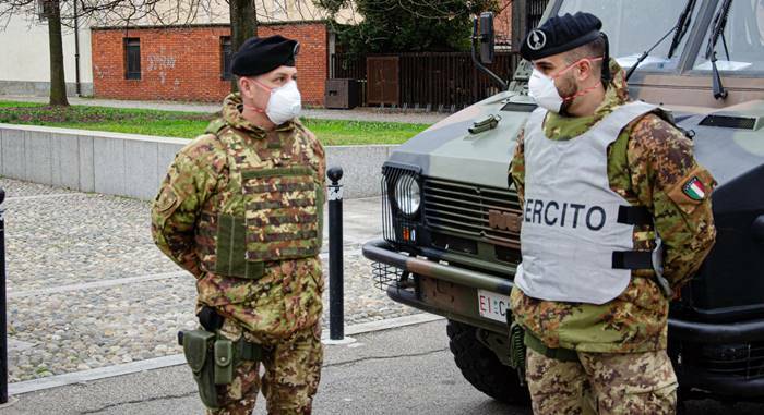 In Italia stop al vaccino AstraZeneca per le forze dell’ordine e i militari: il motivo