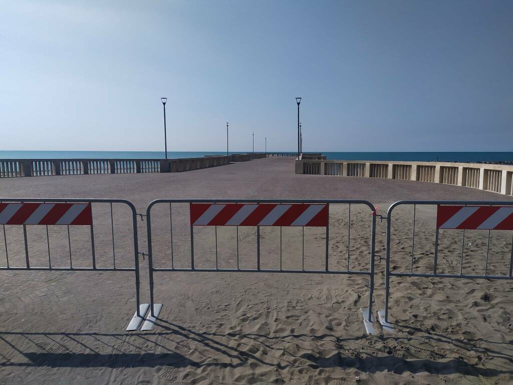 Ostia, transenne anti-coronavirus al Pontile per impedire gli assembramenti