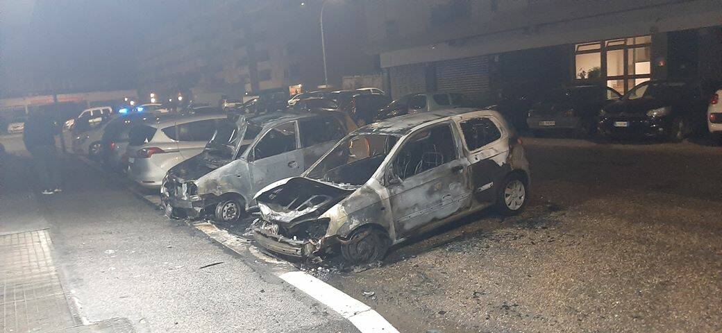 Ostia, fiamme nella notte: distrutte due auto e uno scooter