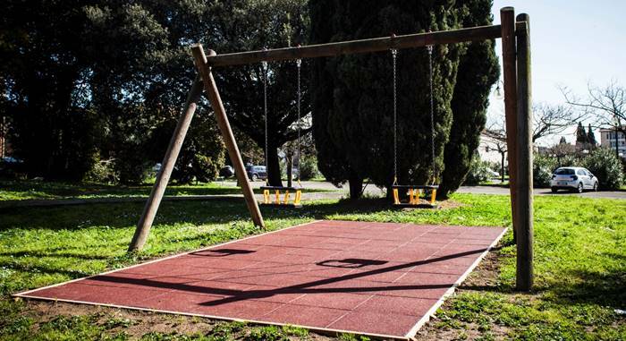 Tarquinia, nuovi giochi nei parchi pubblici e interventi nelle scuole comunali