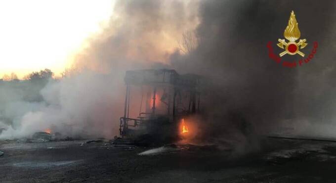 Roma, bus in fiamme sull’Ardeatina