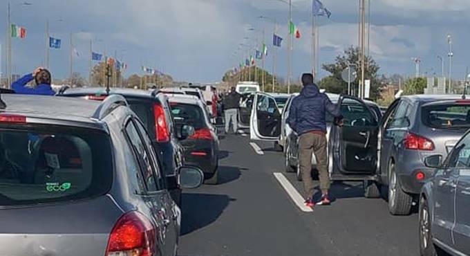 Carambola tra auto e moto, incidente mortale sulla Roma-Fiumicino. Traffico in tilt
