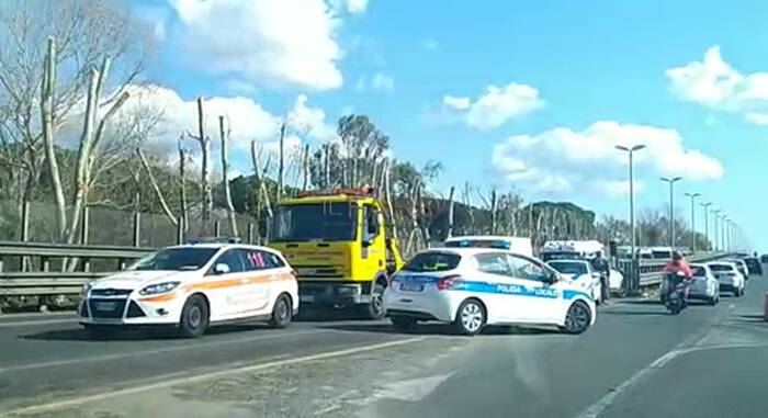 Fiumicino, incidente fra 5 auto su via dell’Aeroporto: interviene l’eliambulanza