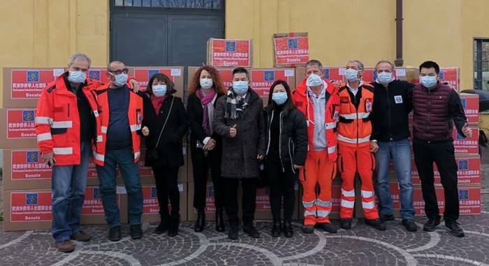 Coronavirus a Roma, la comunità cinese dona 10mila mascherine all’Ares 118