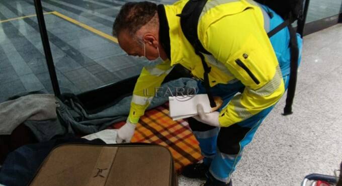 Senza dimora in aeroporto, la sopravvivenza al tempo del coronavirus