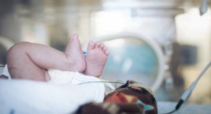 Pomezia, neonata rischia di soffocare durante l’allattamento: salvata dai Vigili del Fuoco