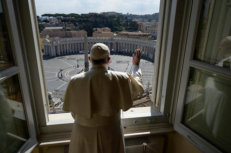 Coronavirus, Papa Francesco benedice Roma su una piazza San Pietro vuota