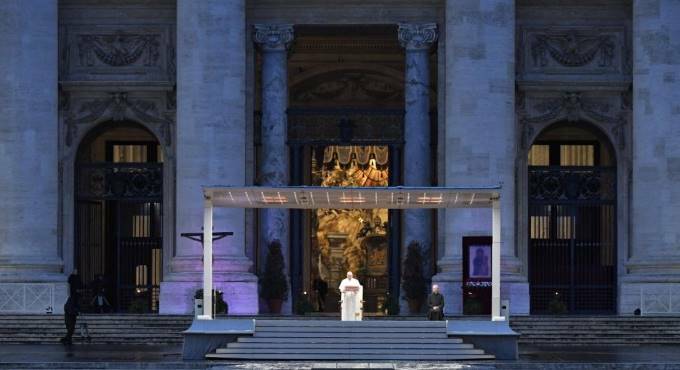 Coronavirus, il Papa da solo in piazza San Pietro: “Dio non abbandonarci nella tempesta”