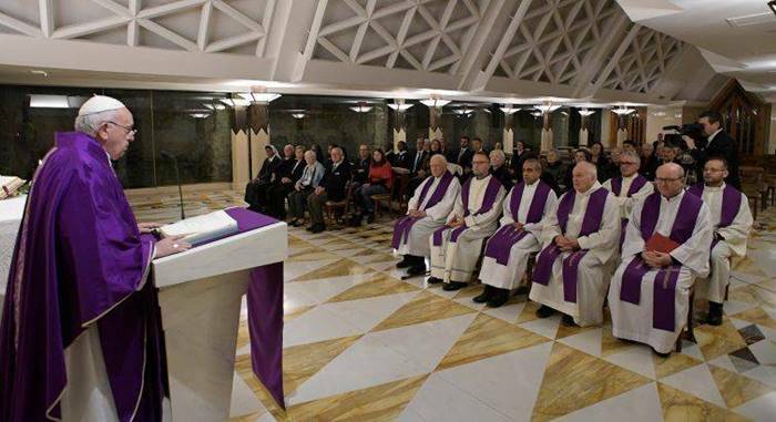 Coronavirus, il Papa apre virtualmente S. Marta: la messa sarà in diretta streaming