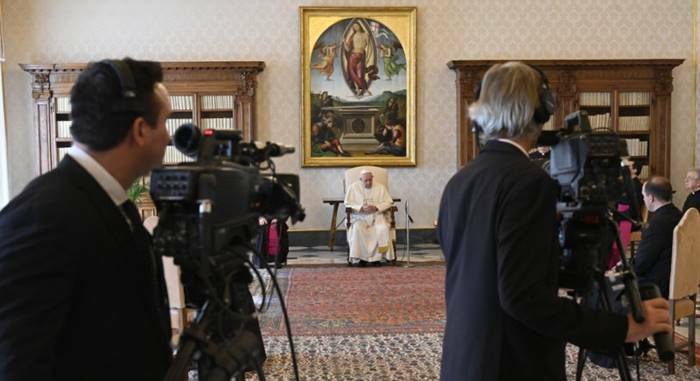 L’appello del Papa ai media: “Aiutate i giovani a distinguere il bene dal male”