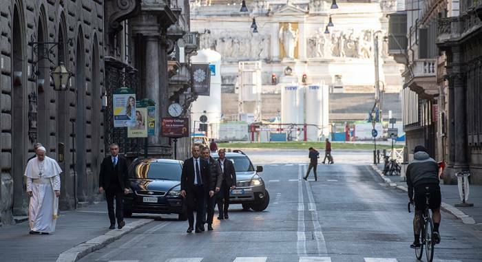 Coronavirus, il Papa esce e va in via del Corso per pregare il crocifisso miracoloso