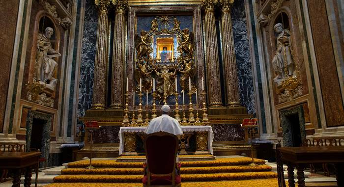 Vaticano, il Papa prega il Rosario in mondovisione per invocare aiuto nella pandemia