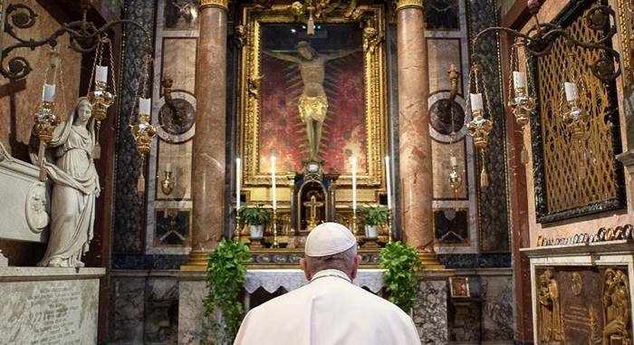 Coronavirus, il Papa esce e va in via del Corso per pregare il crocifisso miracoloso