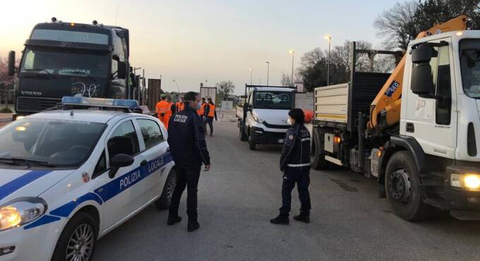 Coronavirus, ad Ardea new jersey e pattuglie dei vigili presidiano le strade di accesso