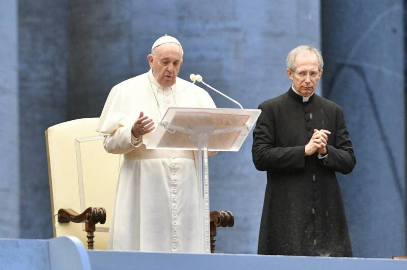 Urbi et Orbi, il Papa in piazza San Pietro prega da solo per la fine della pandemia
