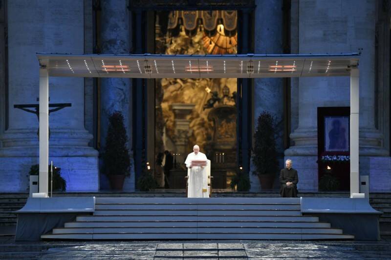 Ospedale Covid-19 a Milano, il Papa benedice gli operai: “State costruendo la speranza”