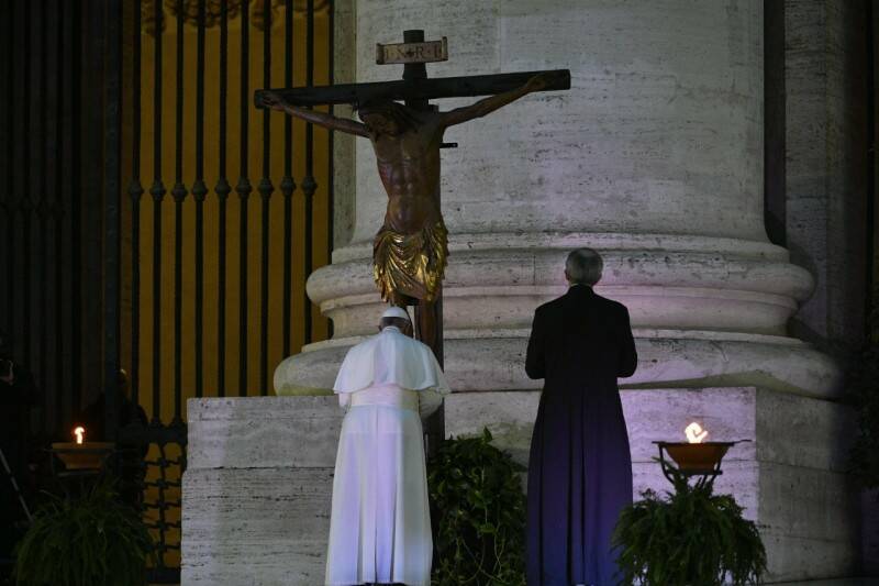 Via Crucis del Venerdì Santo 2020 con Papa Francesco, ecco le meditazioni