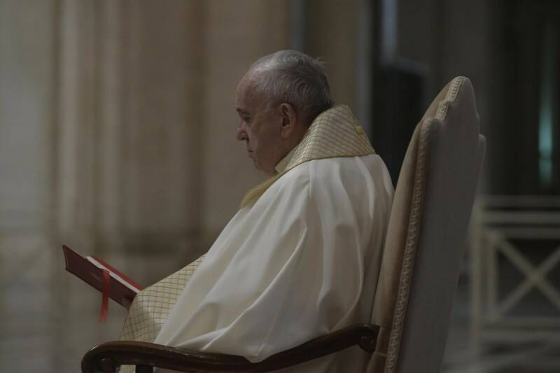 Urbi et Orbi, il Papa in piazza San Pietro prega da solo per la fine della pandemia