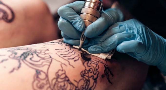 Covid-19, in Italia nessun obbligo di green pass per fare piercing e tatuaggi