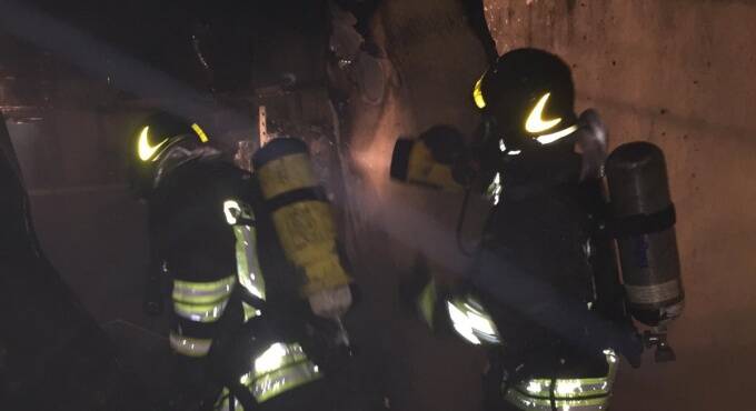 Incendio nella notte a Civitavecchia, in fiamme un bar