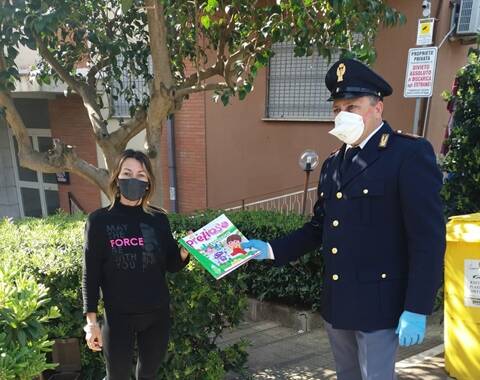 A Gaeta studenti senza testi scolastici: i Poliziotti glieli portano direttamente a casa