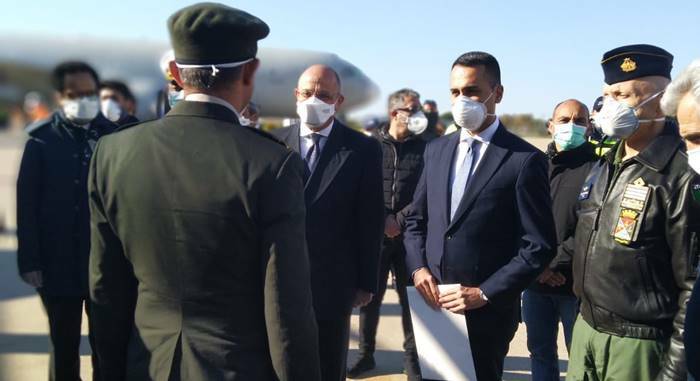 Coronavirus, all’aeroporto di Pratica di Mare atterrano gli aiuti della Nato all’Italia