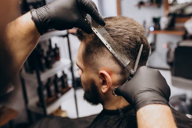 Il grido d’allarme di un barbiere di Fiumicino: “Lo Stato ci aiuti o non ce la faremo”