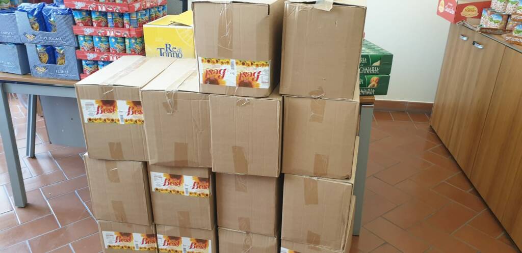 Un negozio di Lavinio dona una fornitura di generi alimentari ai cittadini in difficoltà