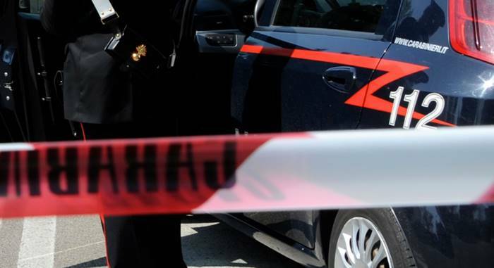 Ostia, il cadavere di un clochard trovato sotto i portici in piazza della Stazione Vecchia