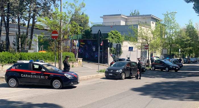 Roma, evade dai domiciliari e si presenta a casa della ex armato di spranga: arrestato