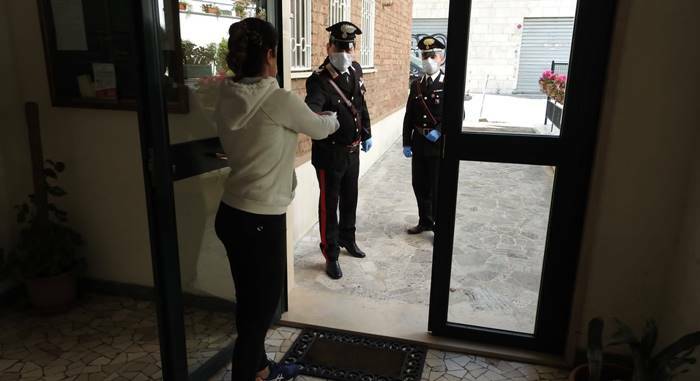 Roma, i carabinieri consegnano materiale scolastico agli alunni bloccati in casa