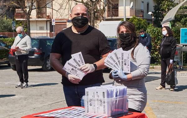 Coronavirus, la comunità "Chiesa di Fondi" continua la distribuzione di mascherine