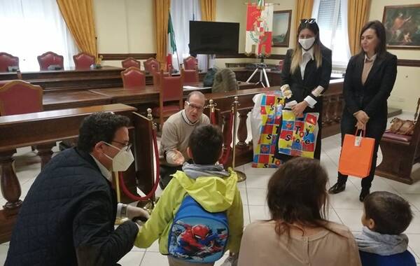 Dall'Ungheria a Gaeta per un'adozione: il Sindaco accoglie in Comune i due nuovi piccoli concittadini
