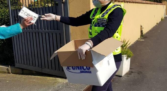 Covid-19 ad Ardea, la Polizia Locale distribuisce mascherine agli anziani e nelle case famiglia