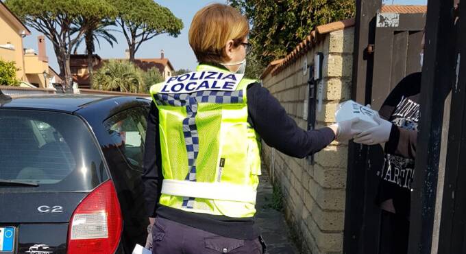 Covid-19 ad Ardea, la Polizia Locale distribuisce mascherine agli anziani e nelle case famiglia