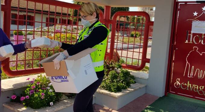 Covid-19 ad Ardea, la Polizia Locale distribuisce mascherine agli anziani e nelle case famiglia